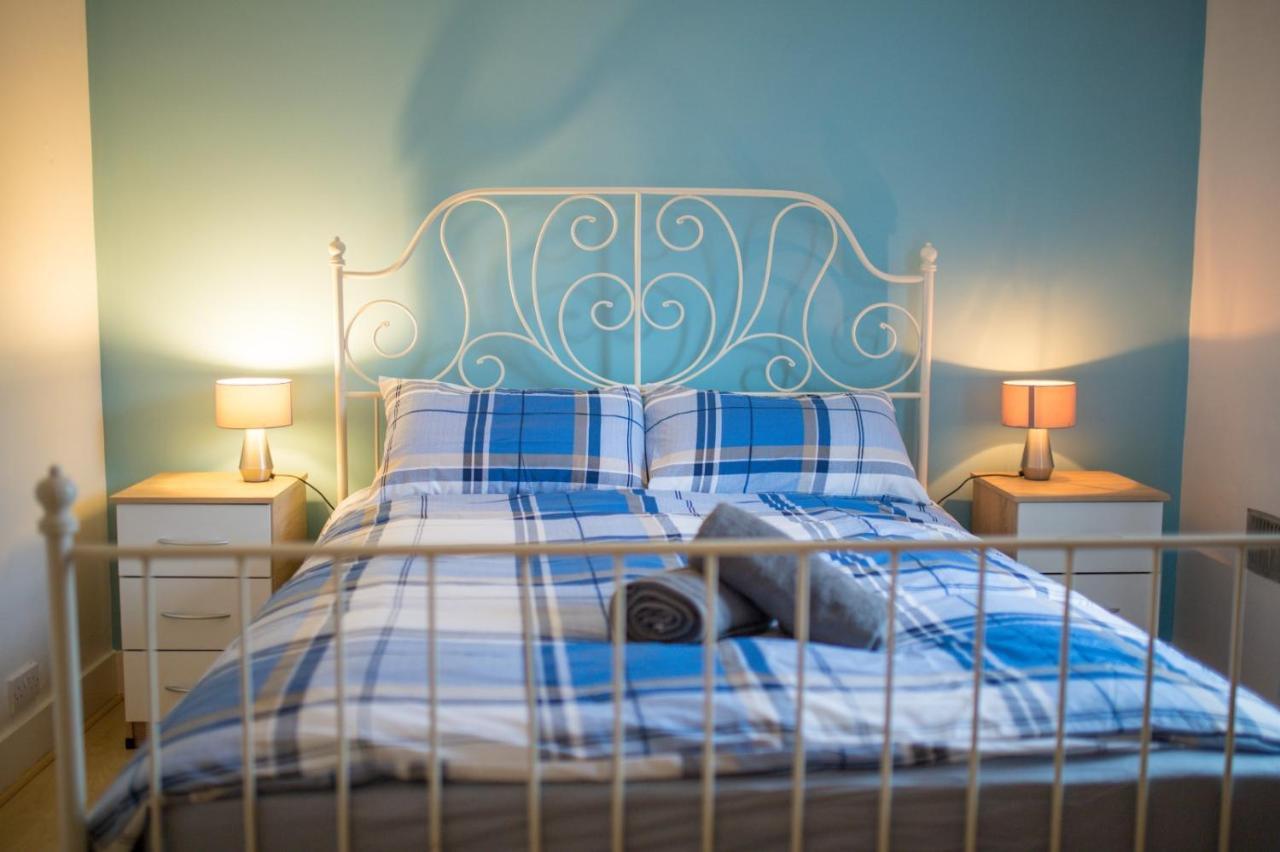 Exclusive Offers L Last-Minute Specials L Parking Free L Double Bed House L Uk L Gaming Room L Komfy 3 Bedroom Cottage With Riverview L Perfect For Short Or Long Stays Reading Exteriör bild