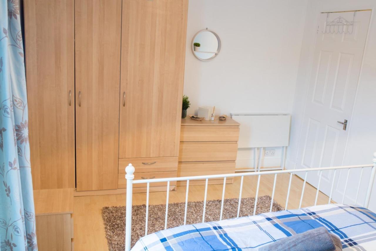 Exclusive Offers L Last-Minute Specials L Parking Free L Double Bed House L Uk L Gaming Room L Komfy 3 Bedroom Cottage With Riverview L Perfect For Short Or Long Stays Reading Exteriör bild