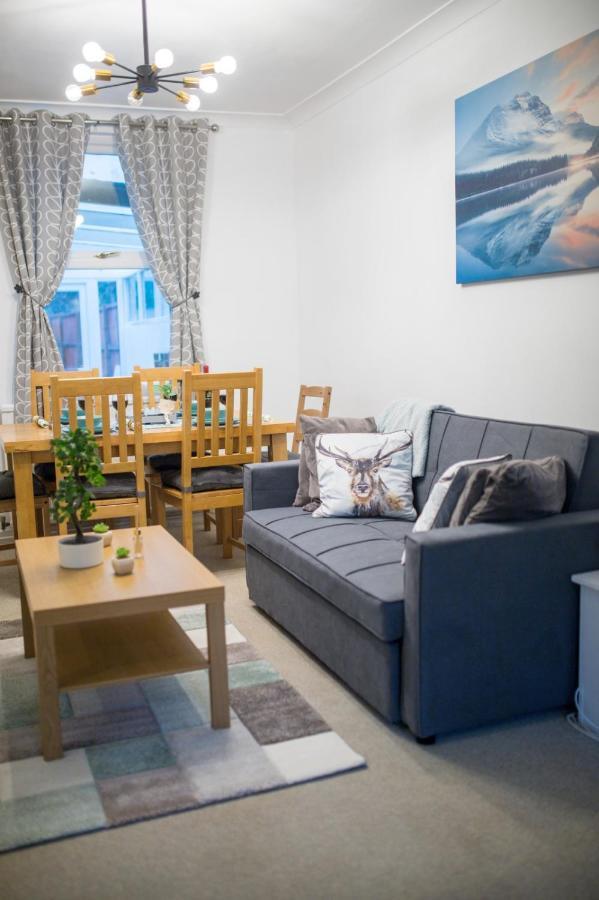 Exclusive Offers L Last-Minute Specials L Parking Free L Double Bed House L Uk L Gaming Room L Komfy 3 Bedroom Cottage With Riverview L Perfect For Short Or Long Stays Reading Exteriör bild