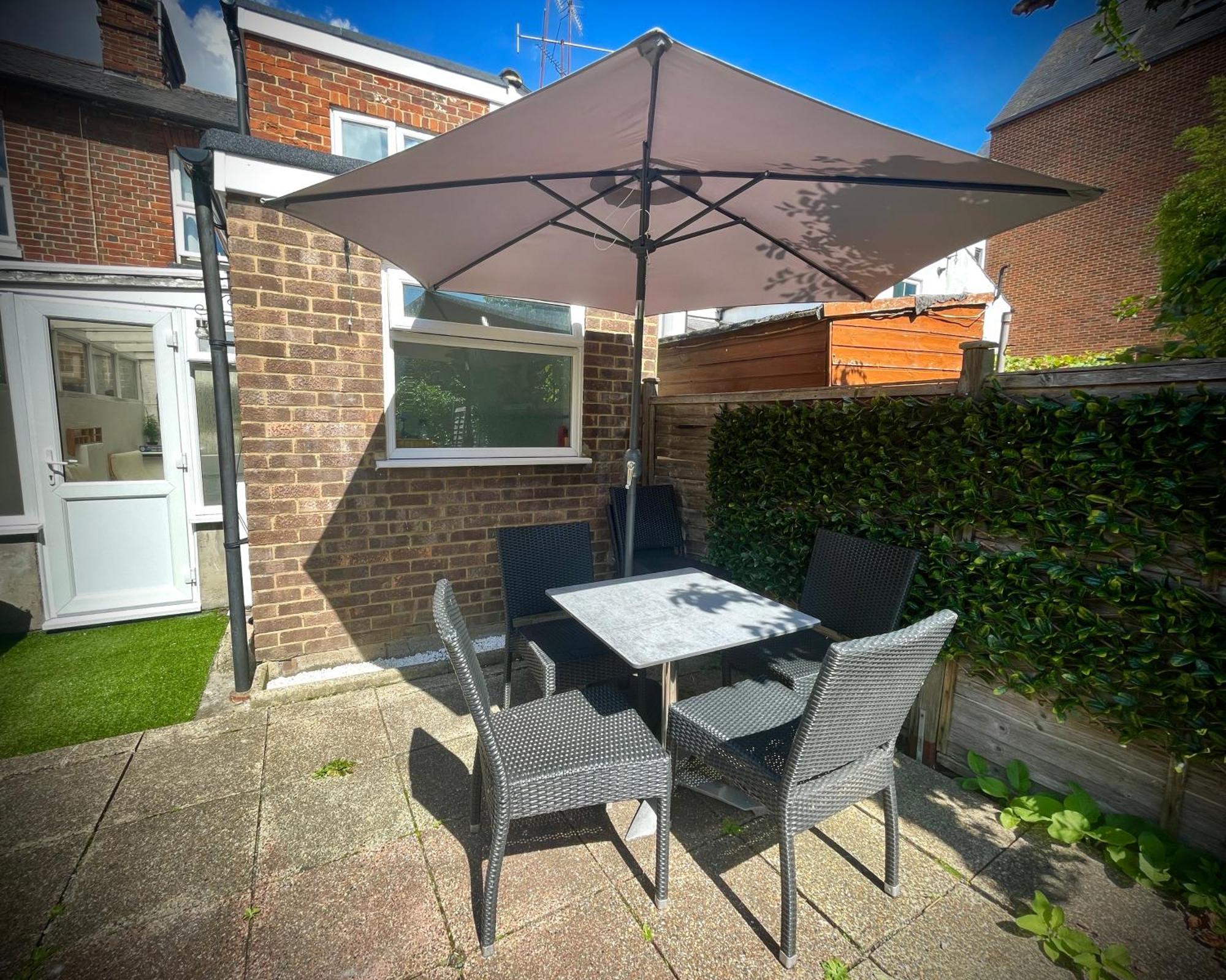 Exclusive Offers L Last-Minute Specials L Parking Free L Double Bed House L Uk L Gaming Room L Komfy 3 Bedroom Cottage With Riverview L Perfect For Short Or Long Stays Reading Exteriör bild