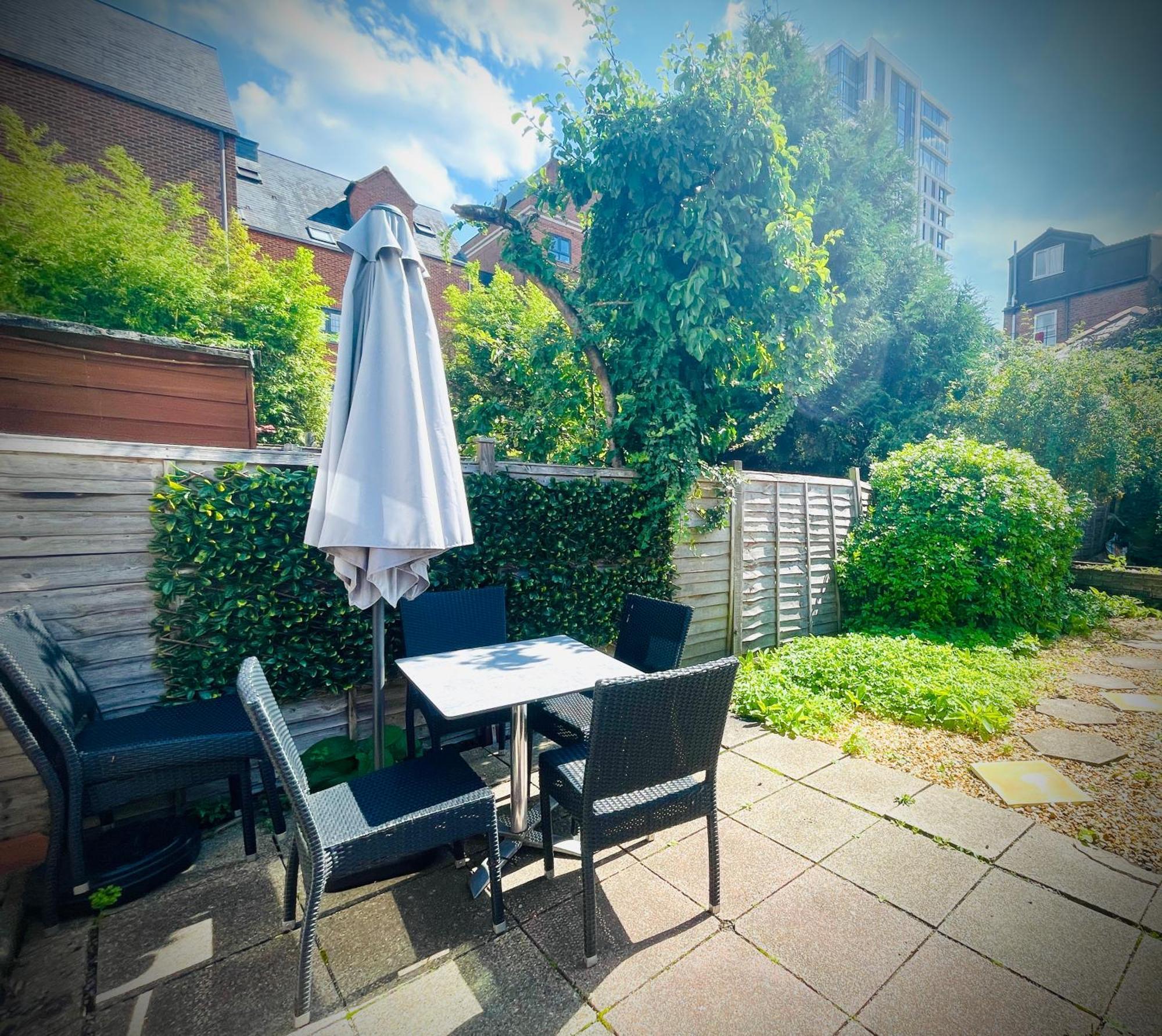 Exclusive Offers L Last-Minute Specials L Parking Free L Double Bed House L Uk L Gaming Room L Komfy 3 Bedroom Cottage With Riverview L Perfect For Short Or Long Stays Reading Exteriör bild